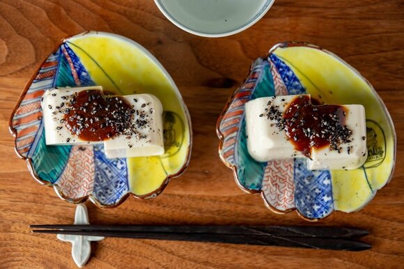 冷奴にしょうゆ麹のタレと黒ゴマをふりかけた副菜