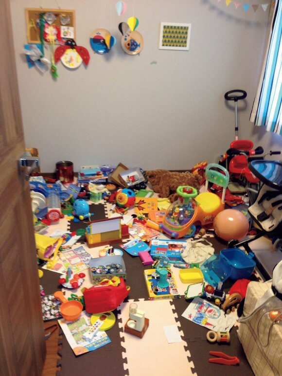 床にちらばったオモチャ