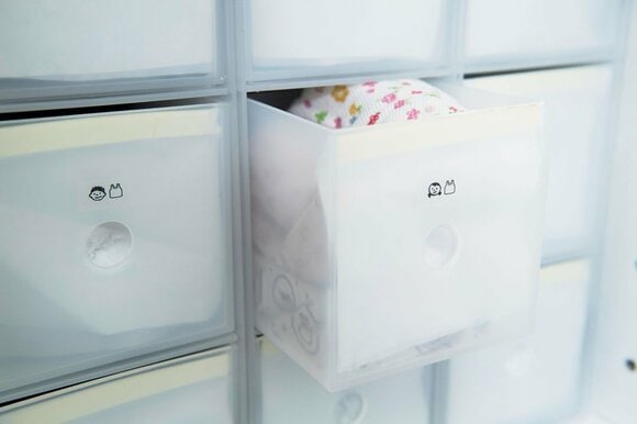 ケース正面には目隠し用のシート