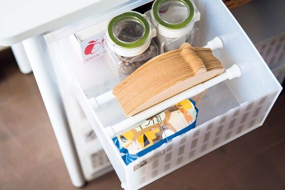 収納の間仕切りとコーヒーフィルターのホルダーを兼ねる