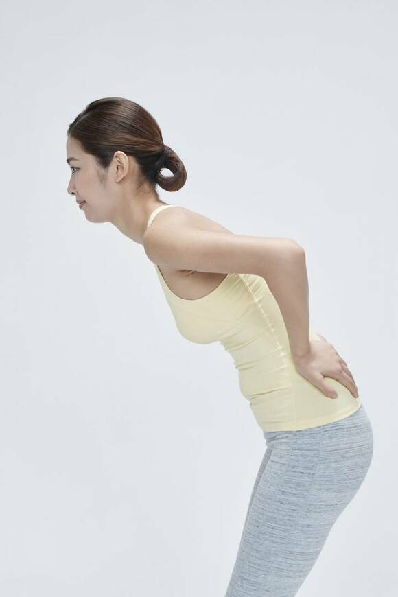 腰に手を置く女性