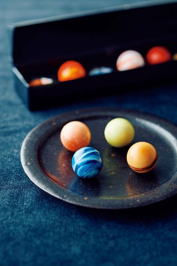 黒マル皿にチョコレート