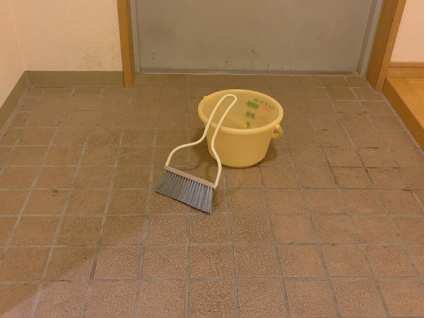 玄関　ほうき