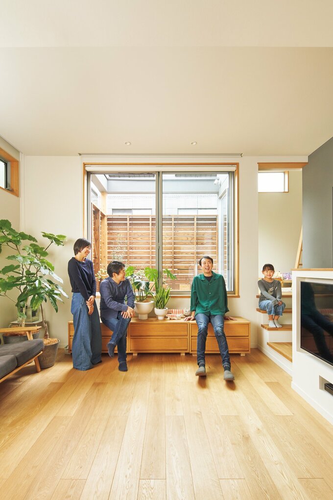 リビングでくつろぐ田中さんと川崎さん家族