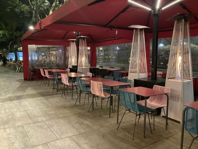 テラス席にストーブ