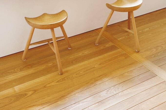 床材にはタモの無垢フローリングを採用