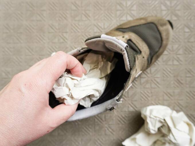 靴に丸めた古新聞