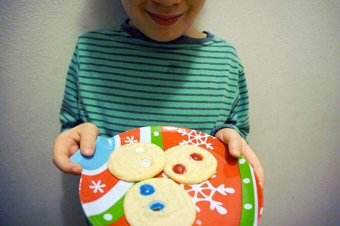 お菓子を持つ様子