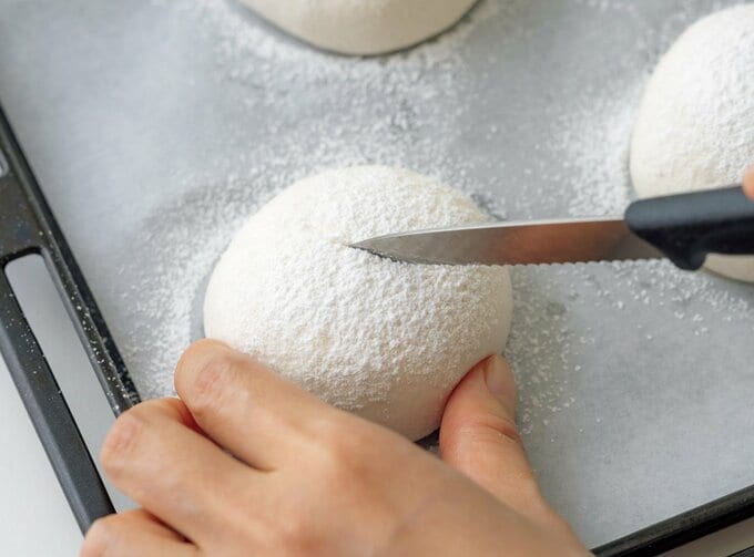 米粉パンの生地に切り込みを入れる様子