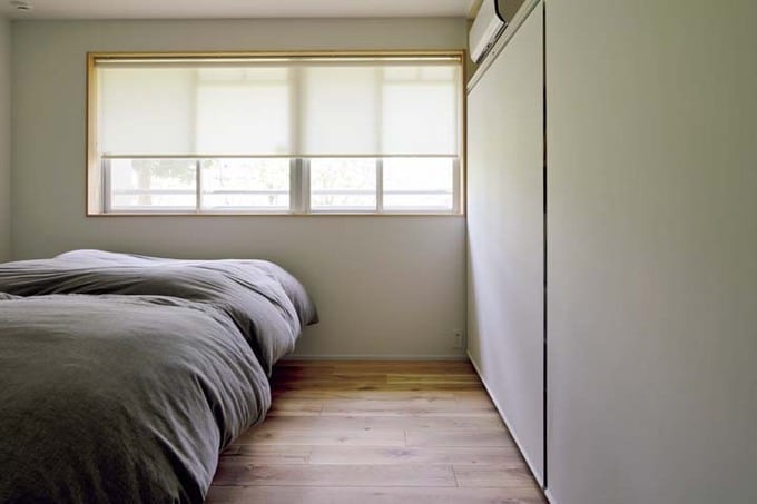 オークの無垢フローリングを採用した寝室