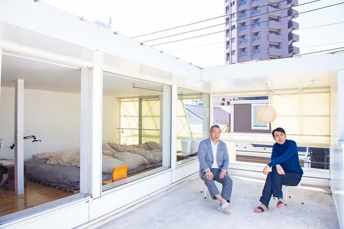 寝室とつながりを持たせた屋上テラスでくつろぐ田中さんと河内さん