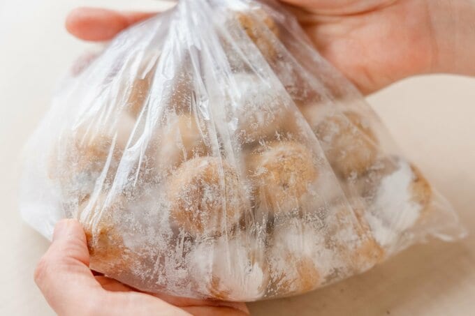 ポリ袋とスノーボールクッキー