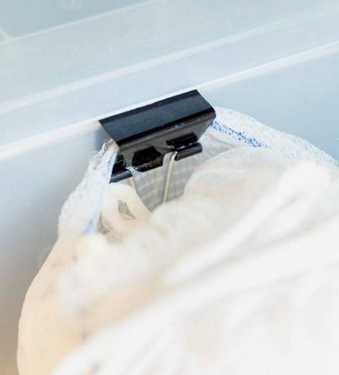 水きりネットを引き出し上段にクリップで留めた様子