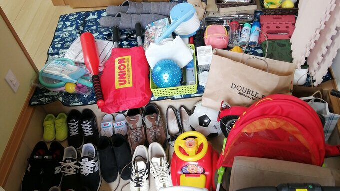 玄関に靴やものがあふれかえっている様子