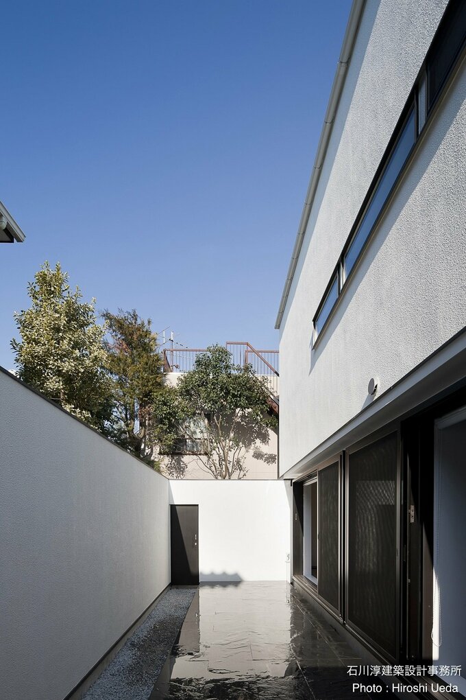 中庭のようにして開口をとる