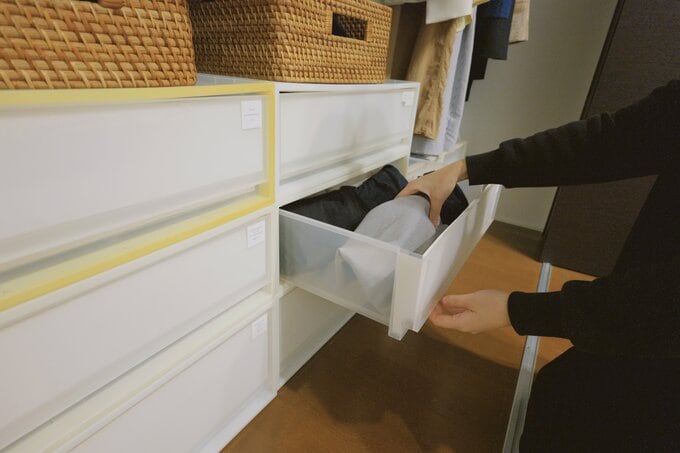 棚を引き出す様子