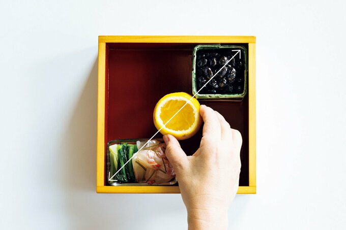 空の重箱に柚子がまを置く