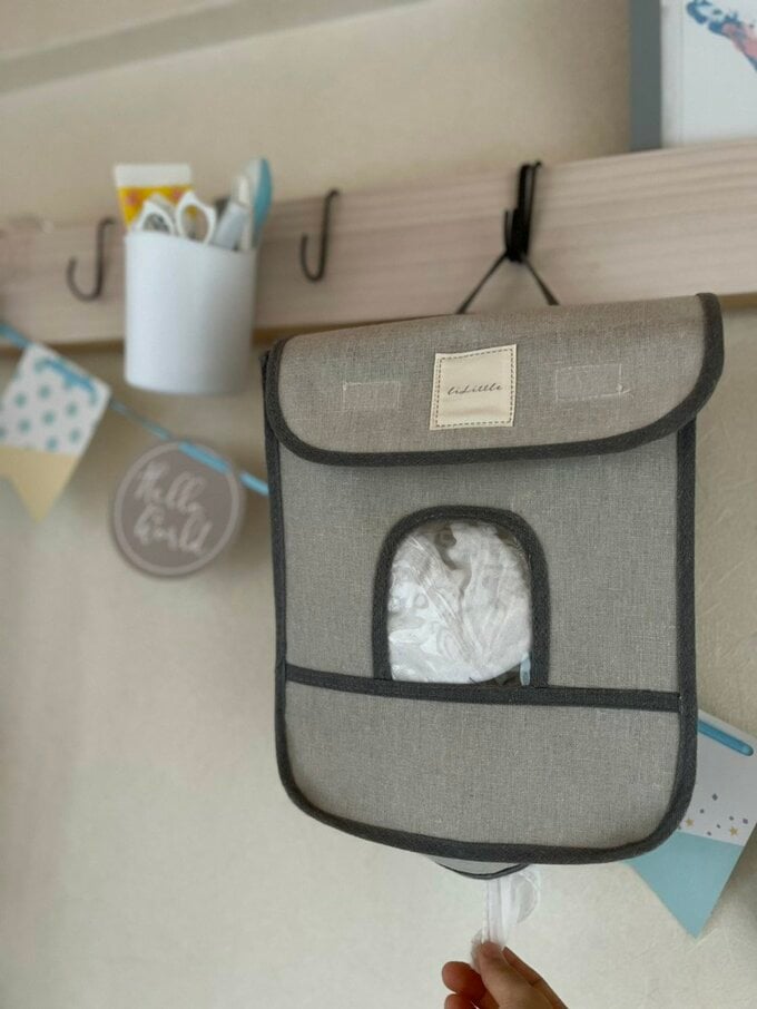 カゴやタオルストッカーをフックでつり下げた長押