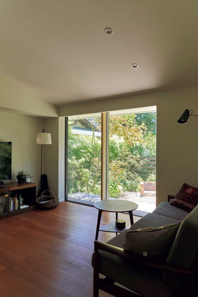 アウトドアの開放感を楽しめるリビング