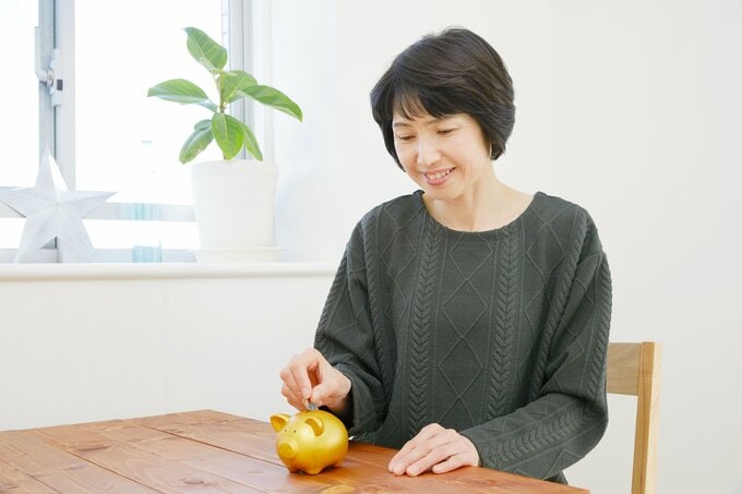 貯金する女性