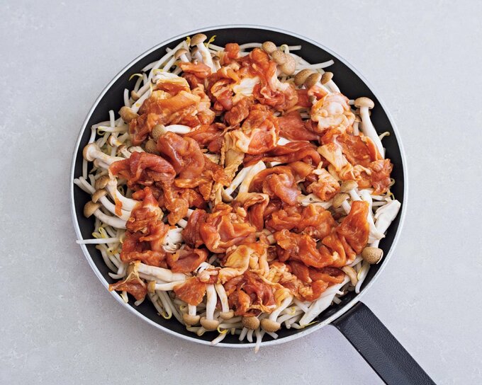 フライパンにモヤシシメジ豚こま