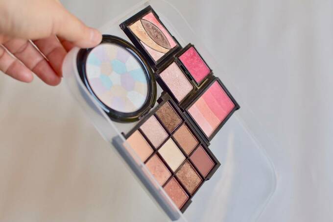 メイク道具が入ったケースを持つ様子