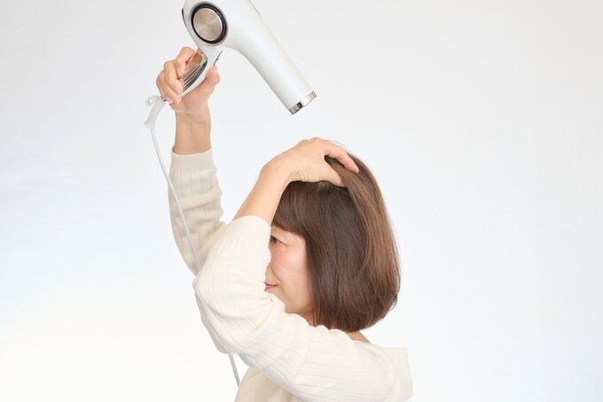 根元を乾かす女性