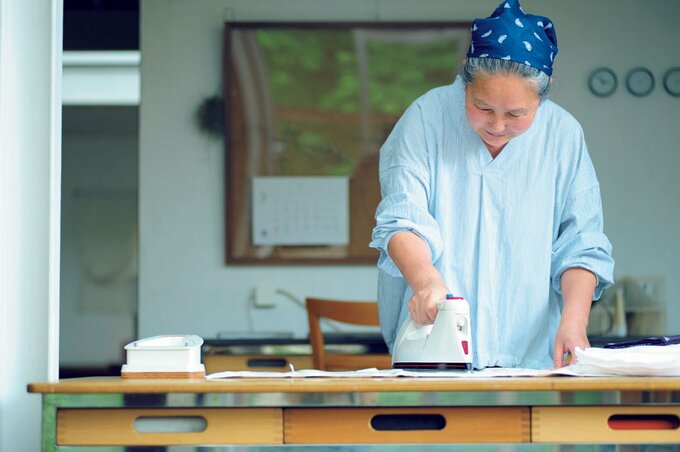 アイロンがけをする女性