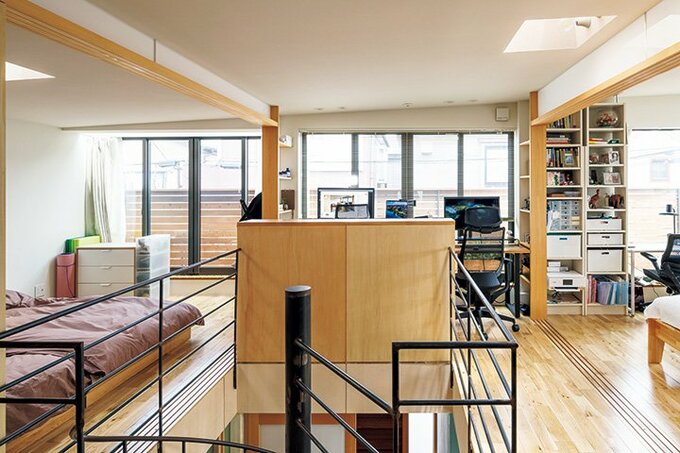 木製ルーバーで目隠しした明るい2階フロア