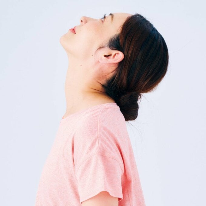 垂直に頭を上を向く