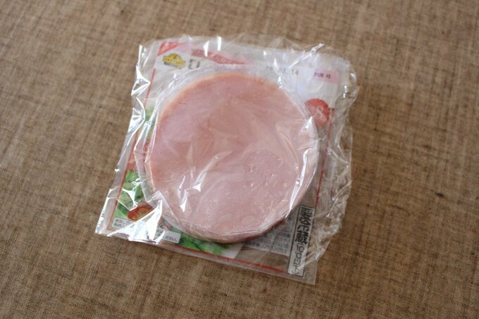 使いかけのハムをラップで包んだ状態