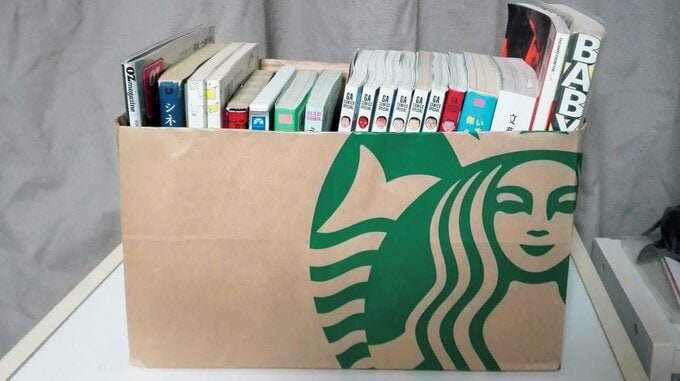 コーヒーショップの袋を本立てに