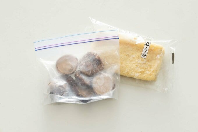 冷凍庫に常備している油揚げとシイタケ