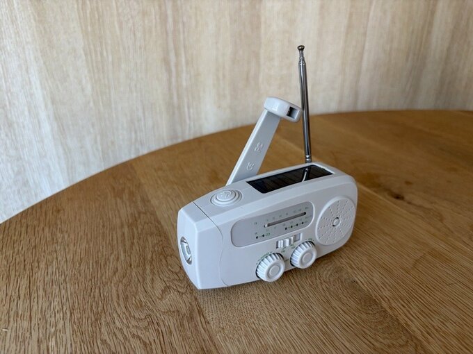 手回し式スマホ充電ラジオライト