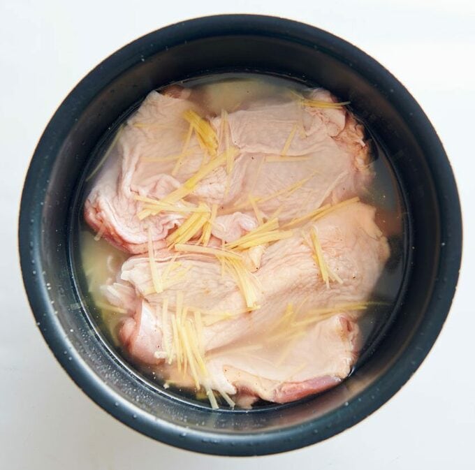 炊飯窯に鶏肉