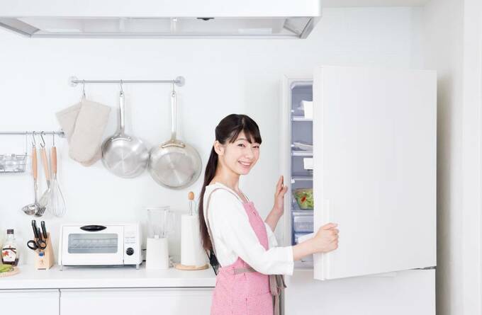 冷蔵庫を開ける女性