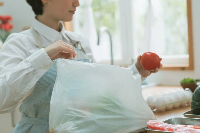 トマトを持つ女性