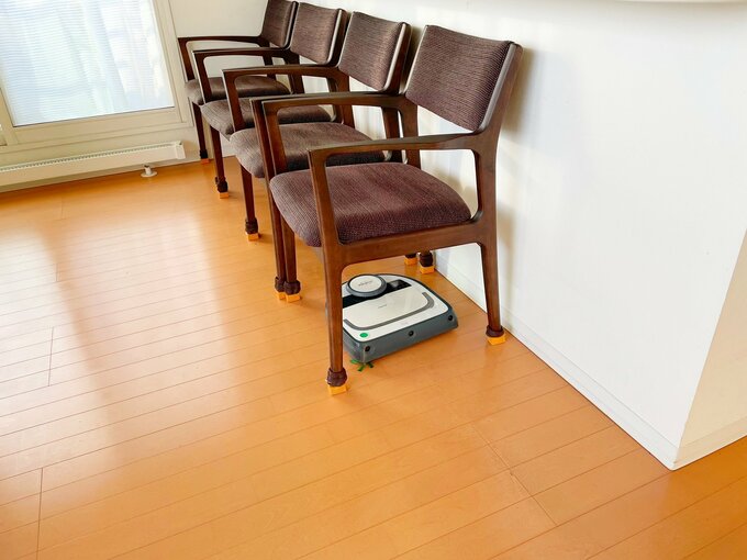 壁際に並べたイス