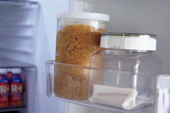 ケースに入ったみそと粉末だしがドアポケットに並んでいる