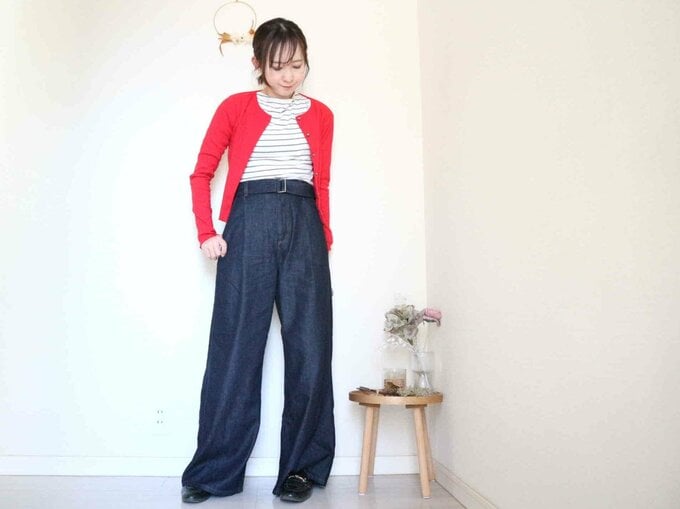 ボーダートップスとパンツ、赤のカーディガン