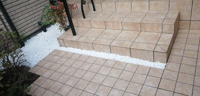 新しい砂利をいれたあとの玄関回り