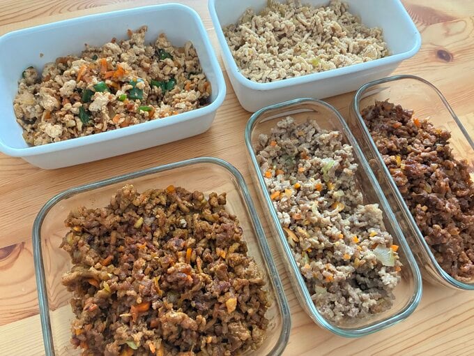 鶏そぼろ、肉味噌、ドライカレー、ミートソース風、ガパオ風