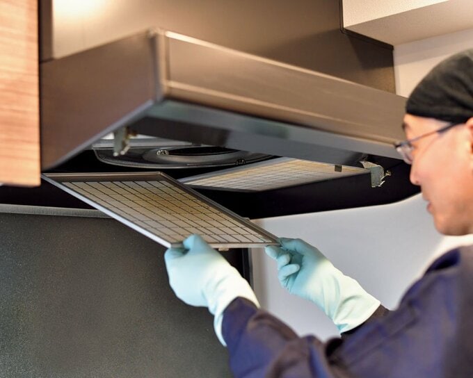 換気扇フィルターを外す様子