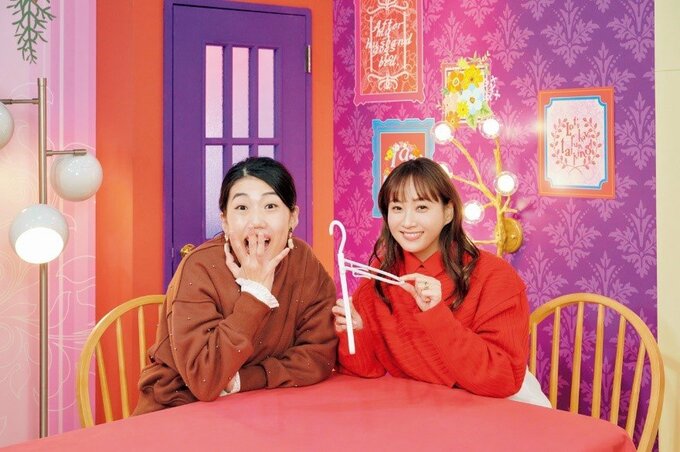 パーカーハンガーを紹介する藤本美貴さんと驚いたポーズをする横澤夏子さん