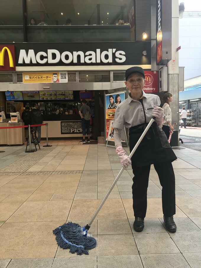 勤務中の本田民子さん