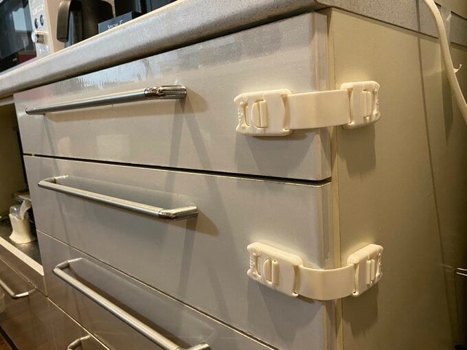 子どもの指挟み防止ストッパーをつければ、引き出しの飛び出し防止に