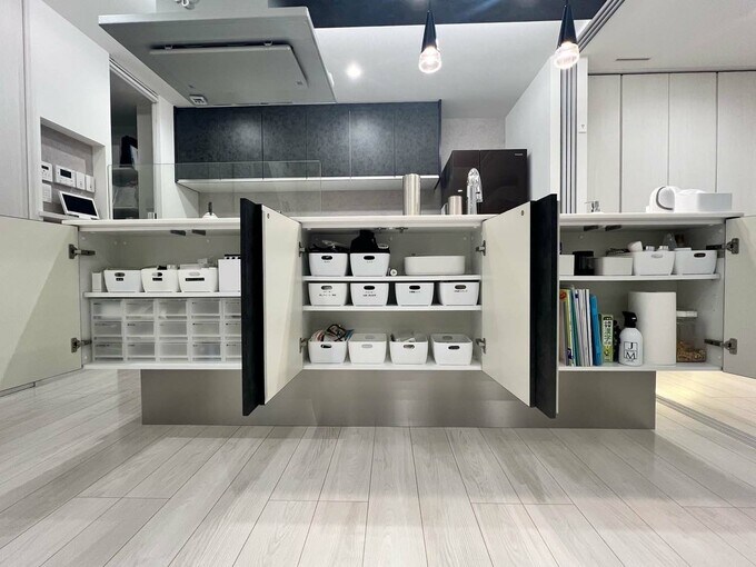 キッチンの前面の収納にしまっているもの