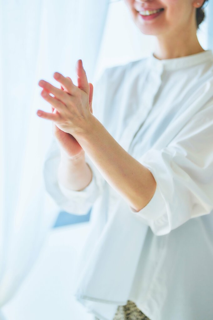 手をたたく女性