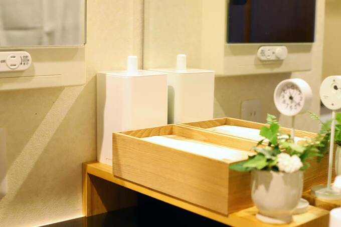 ウォールシェルフの上にゴミ箱