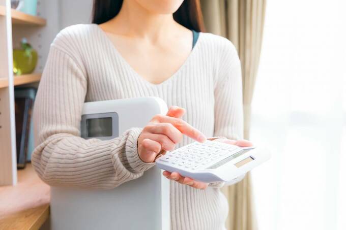 計算をする女性